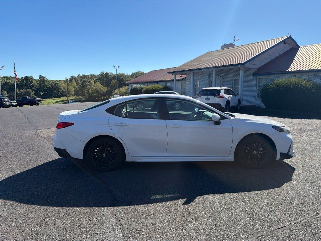 Used 2025 Toyota Camry SE FWD image 11
