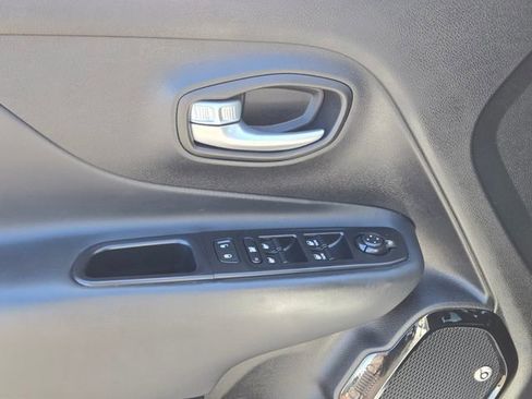 Used 2017 Jeep Renegade Altitude AWD/4WD image 17
