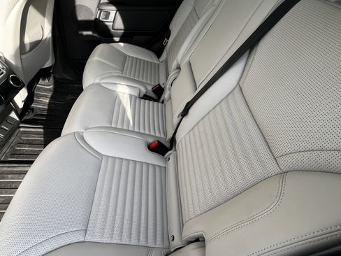 Used 2023 Land Rover Discovery S image 32