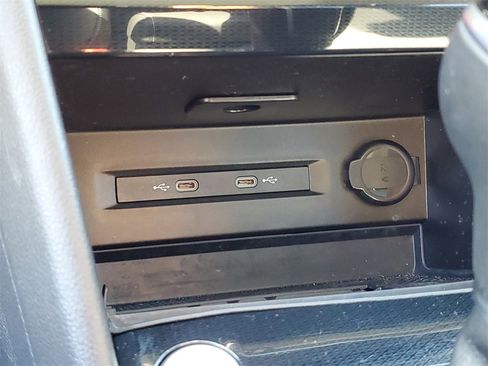 Certified 2025 Volkswagen Taos SE image 25