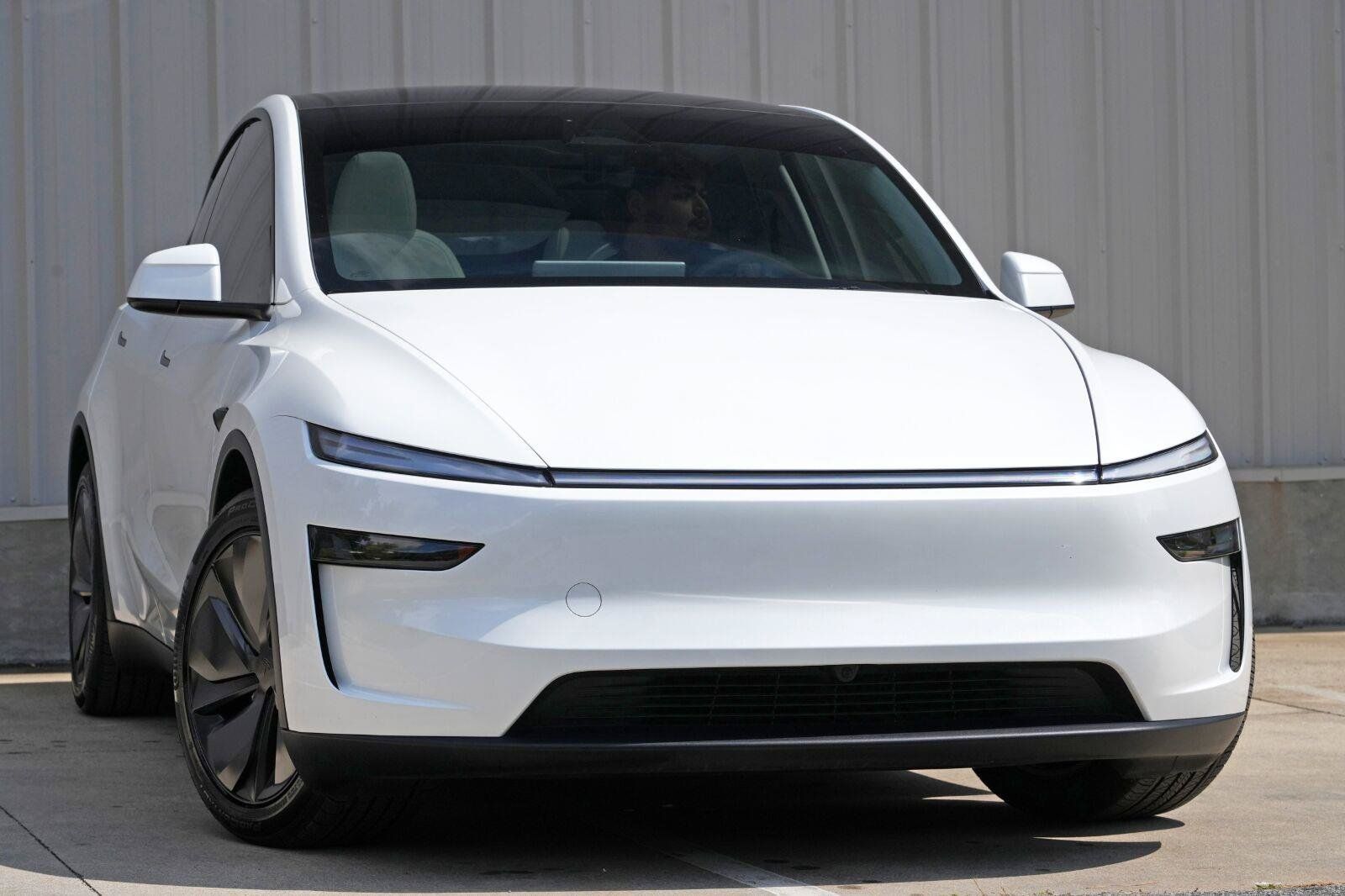 Used 2026 Tesla Model Y Long Range AWD/4WD image 3