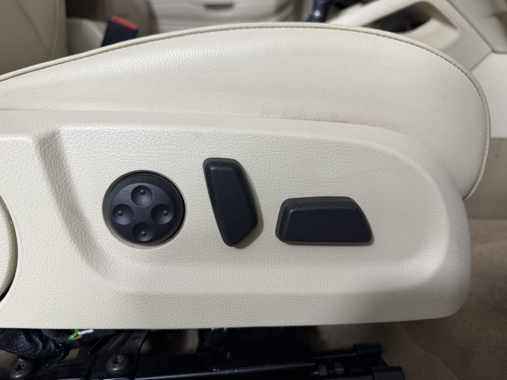 Used 2012 Volkswagen Eos Lux FWD image 37