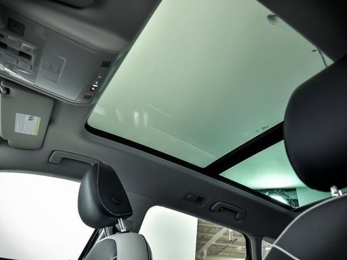 Used 2025 Volkswagen Taos SE w/ Panoramic Sunroof Package image 8