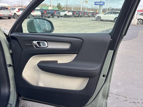 Certified 2025 Volvo XC40 B5 Ultra w/ Protection Package Premier image 34