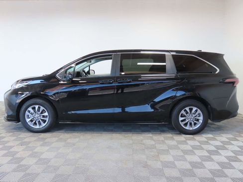 Used 2023 Toyota Sienna LE FWD image 5