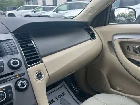 Used 2016 Ford Taurus SE image 17