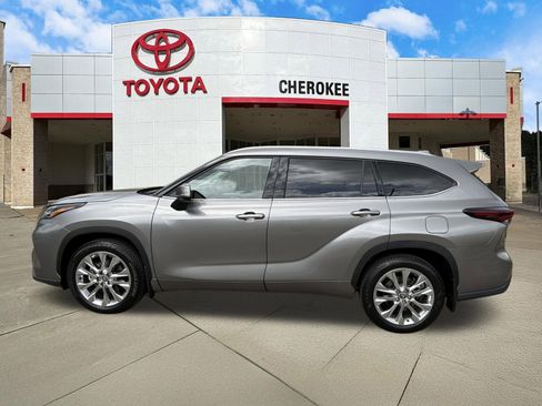 Used 2026 Toyota Highlander Limited image 8