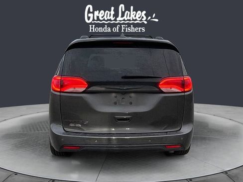 Used 2019 Chrysler Pacifica Touring-L Plus w/ S Appearance Package FWD image 4