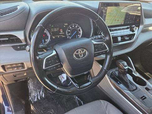 Used 2021 Toyota Highlander Platinum image 10
