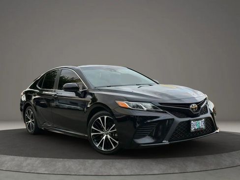 Used 2018 Toyota Camry SE FWD image 3