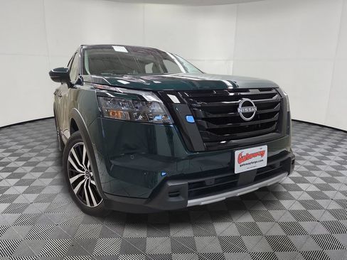 Used 2025 Nissan Pathfinder Platinum AWD/4WD image 2