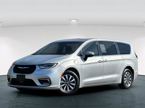Used 2023 Chrysler Pacifica Touring-L FWD image 2