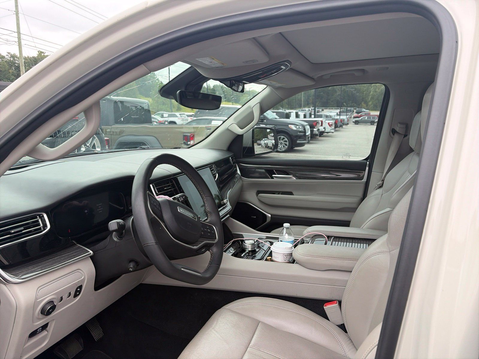 Used 2022 Jeep Wagoneer Series III w/ Premium Group I AWD/4WD image 11