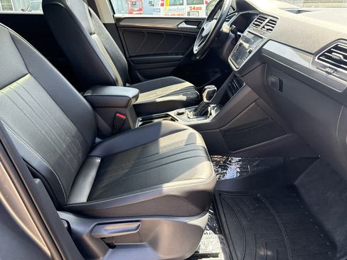Used 2024 Volkswagen Tiguan SE w/ Panoramic Sunroof Package AWD/4WD image 12