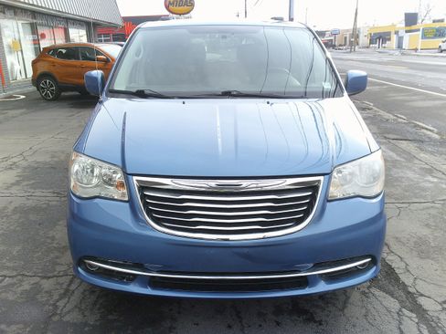 Used 2011 Chrysler Town & Country Touring image 9