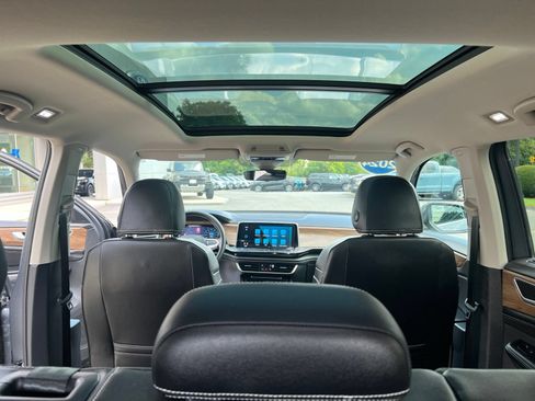 Used 2024 Volkswagen Atlas SE w/ Panoramic Sunroof Package AWD/4WD image 13