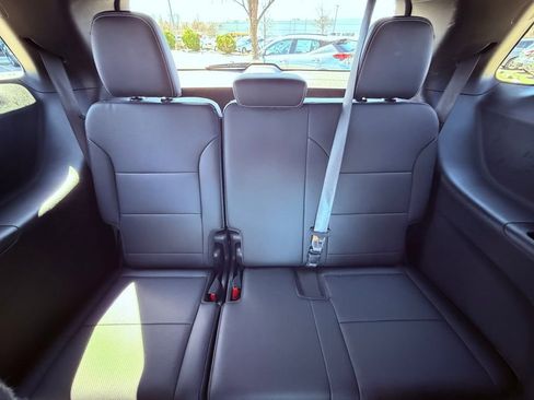 Used 2025 Chevrolet Traverse LT image 34