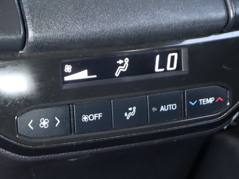 Used 2022 Toyota Highlander XLE FWD image 39