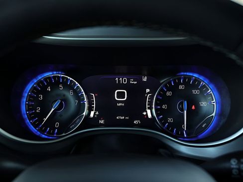 Used 2025 Chrysler Pacifica Select FWD image 19