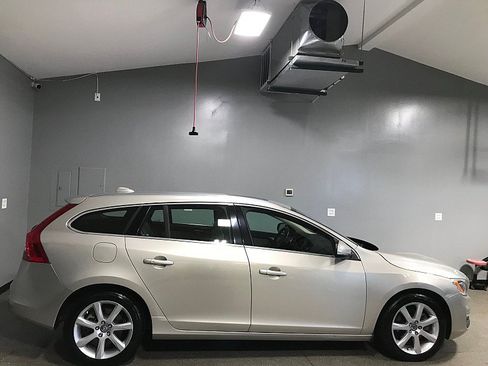 Used 2017 Volvo V60 T5 Platinum FWD image 2