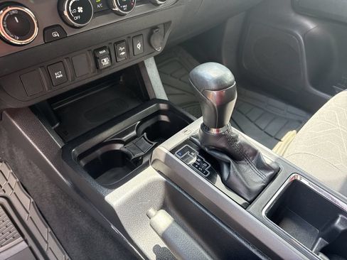Used 2018 Toyota Tacoma TRD Sport AWD/4WD image 29