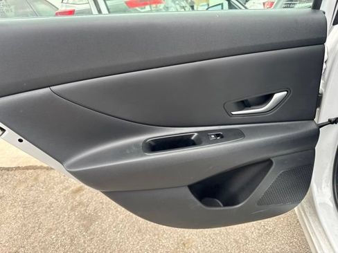 Used 2025 Hyundai Elantra SE FWD image 10