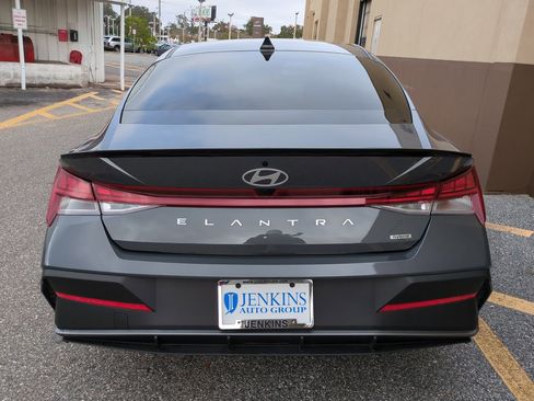 Certified 2025 Hyundai Elantra SEL image 5