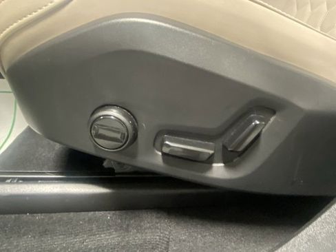 Certified 2025 Volvo XC90 B6 Plus image 12