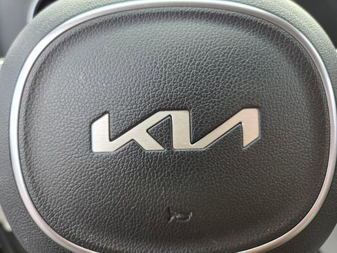 Used 2024 Kia Carnival LX image 29