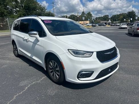 Used 2021 Chrysler Pacifica Limited w/ Uconnect Theater Family Group FWD image 6