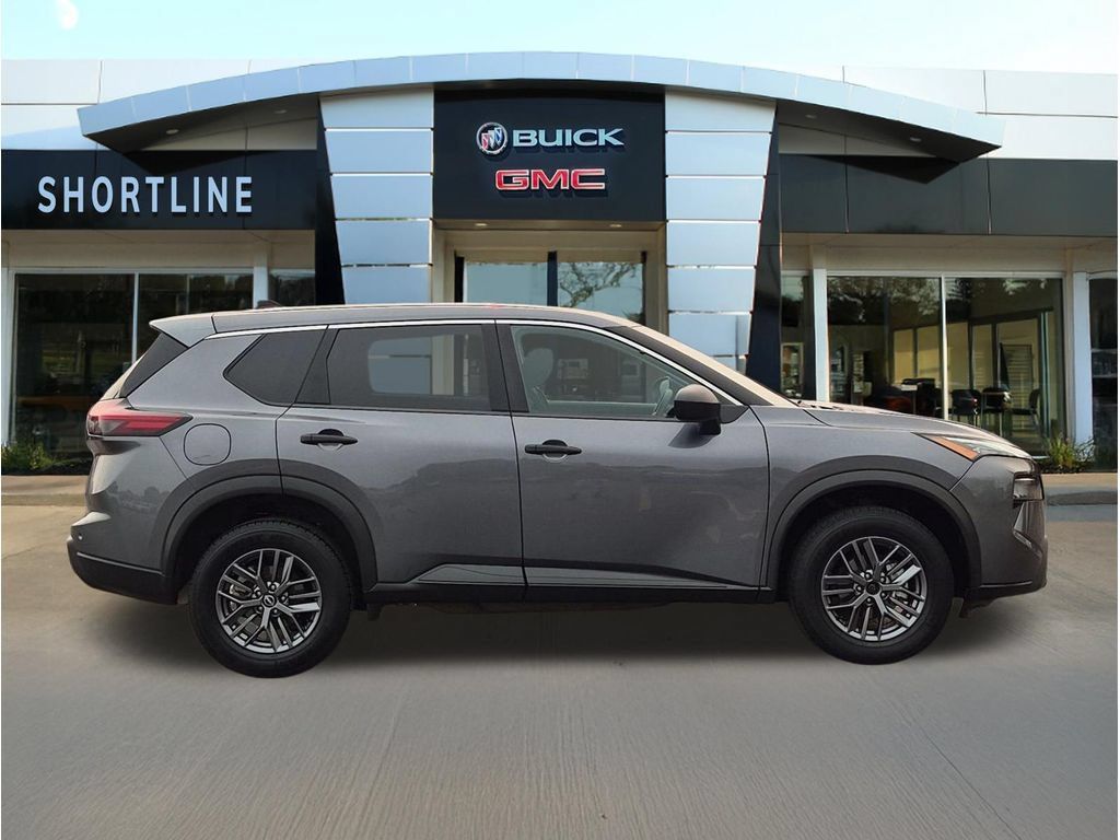 Used 2024 Nissan Rogue S AWD/4WD image 2