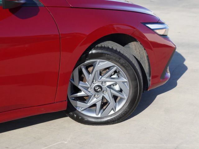 Used 2025 Hyundai Elantra Hybrid FWD image 9