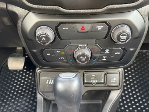 Used 2020 Jeep Renegade Trailhawk w/ Cold Weather Group image 32