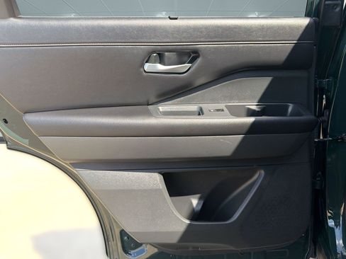 Used 2024 Nissan Pathfinder SL FWD image 19