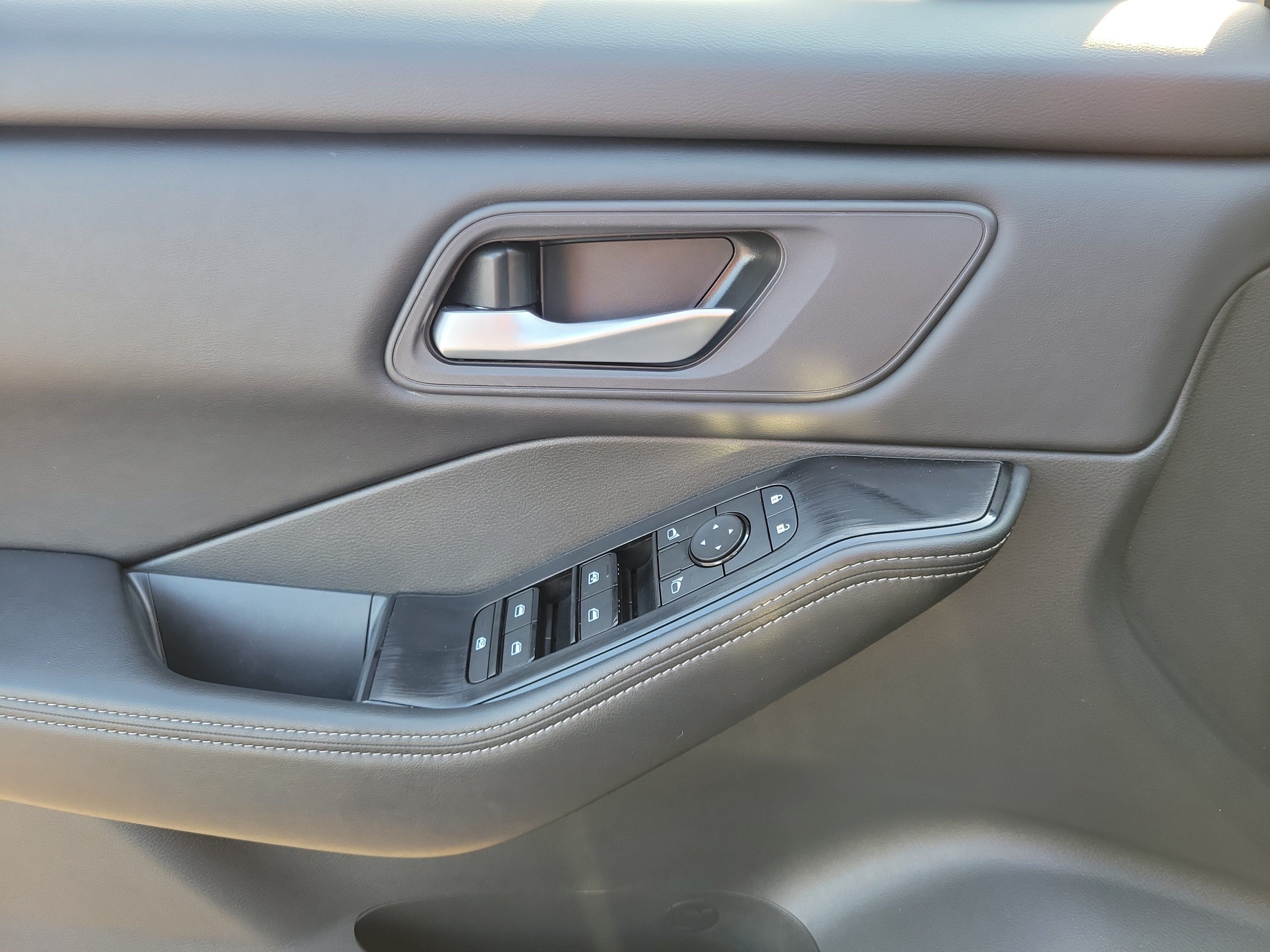 Used 2025 Nissan Rogue SV FWD image 17