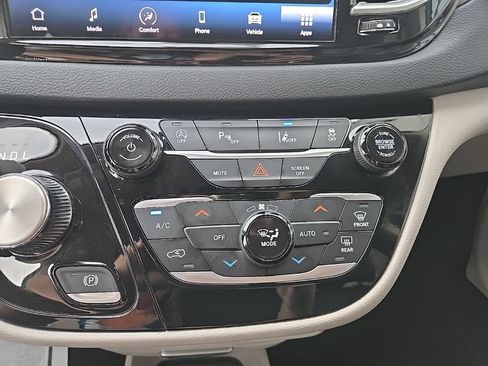 Used 2023 Chrysler Pacifica Touring-L FWD image 57