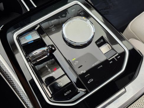 Used 2023 BMW i7 xDrive60 image 30