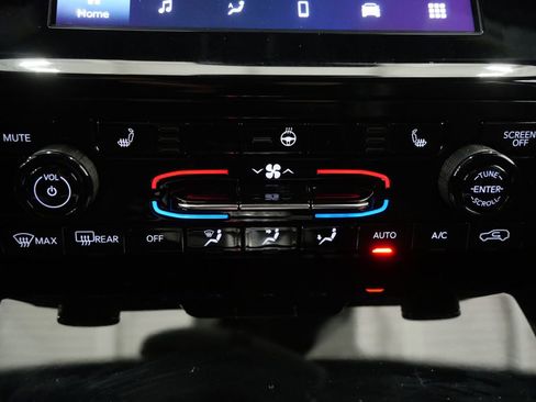 Used 2023 Jeep Grand Cherokee Altitude AWD/4WD image 19