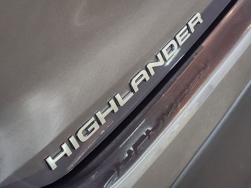 Used 2021 Toyota Highlander XLE image 25