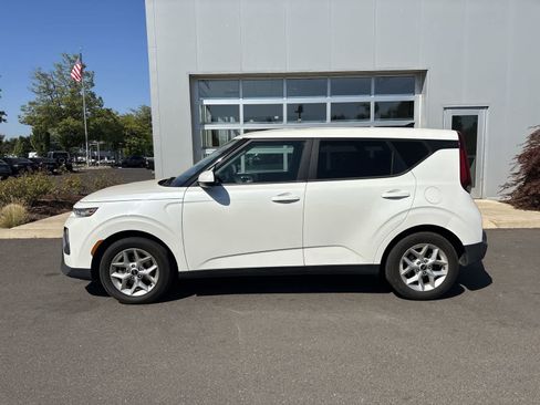 Used 2022 Kia Soul LX w/ Technology Package FWD image 2