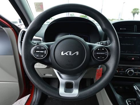 Used 2023 Kia Soul LX w/ LX Technology Package FWD image 11