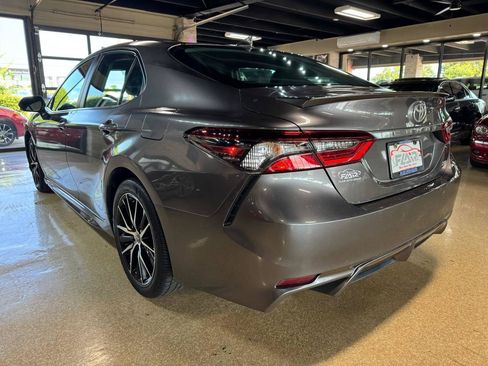 Used 2022 Toyota Camry SE FWD image 5