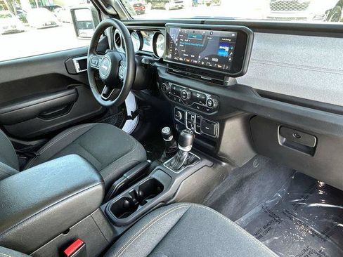 Certified 2025 Jeep Gladiator Sport AWD/4WD image 13