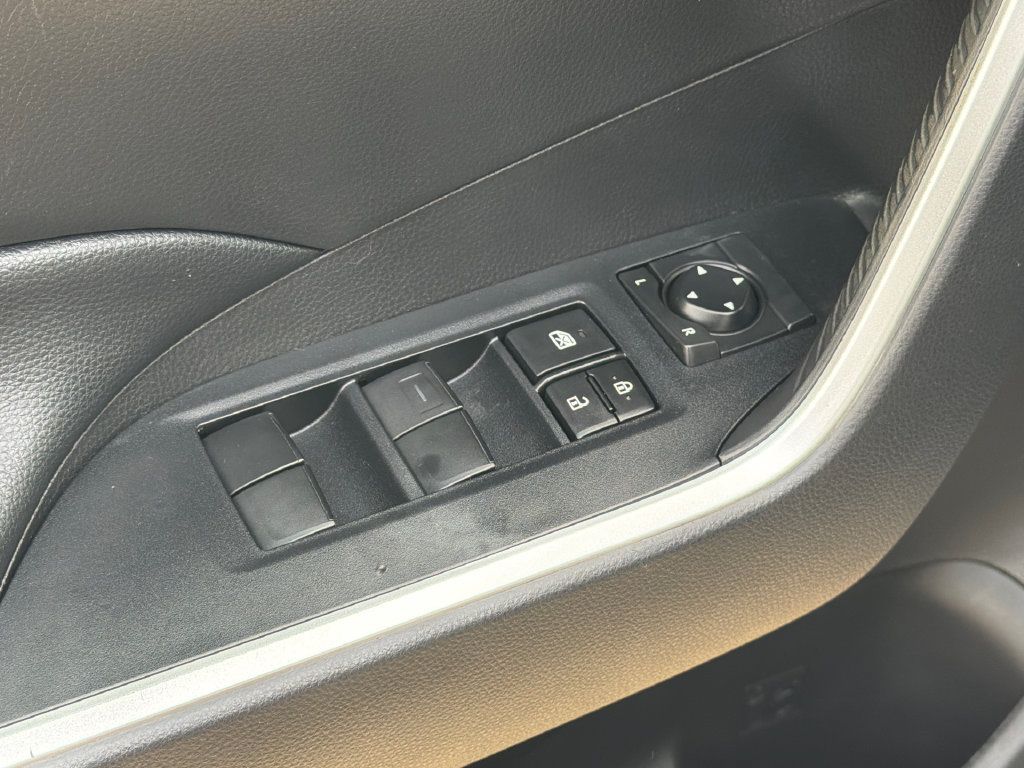 Used 2021 Toyota RAV4 XLE AWD/4WD image 18