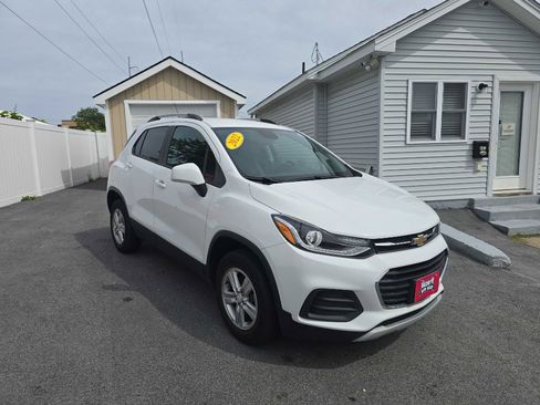 Used 2022 Chevrolet Trax LT w/ LT Convenience Package image 3