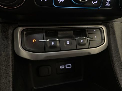 Used 2023 GMC Acadia SLE w/ Driver Convenience Package FWD image 9