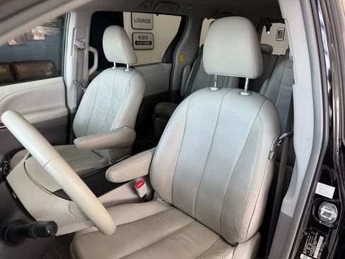 Used 2014 Toyota Sienna XLE w/ Entertainment Package image 13