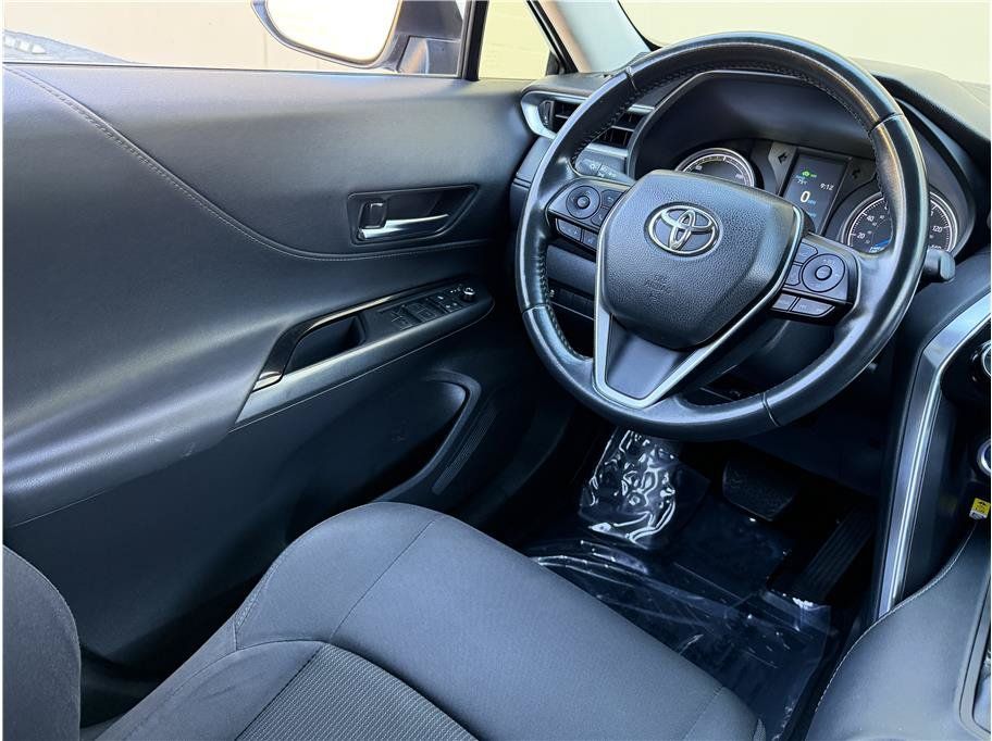 Used 2022 Toyota Venza LE AWD/4WD image 11