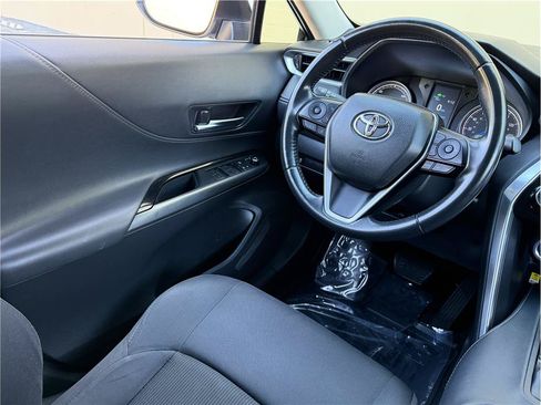 Used 2022 Toyota Venza LE AWD/4WD image 11