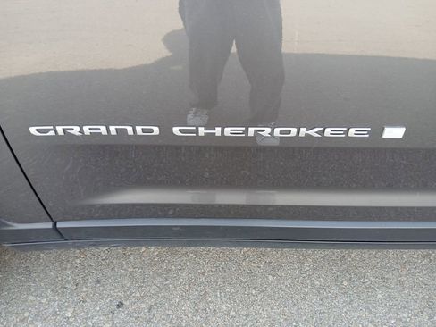 Used 2024 Jeep Grand Cherokee L Limited w/ Luxury Tech Group II image 11